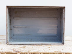 cassetta in metallo con manici ai lati, accessorio vintage da appoggio o da appendere a parete.  ideale come portariviste, portapiante, portaoggetti.... , impilabile. box industriale anni 90 originale .   dimensioni 48x31xh20cm.  disponibili oltre 100 pezzi, per info, foto e spedizione combinata contattare : per ulteriori info o foto info@etniko.it 0039 3338778241 whatsapp. instagram , facebook, etsy : etnikobycrosato   