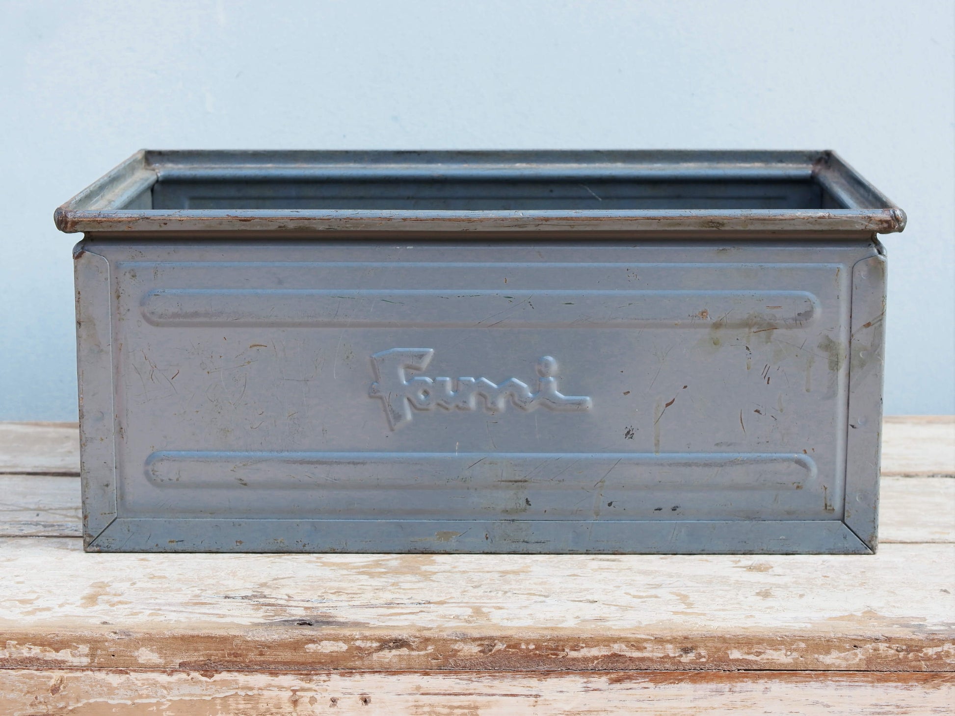 cassetta in metallo con manici ai lati, accessorio vintage da appoggio o da appendere a parete.  ideale come portariviste, portapiante, portaoggetti.... , impilabile. box industriale anni 90 originale .   dimensioni 48x31xh20cm.  disponibili oltre 100 pezzi, per info, foto e spedizione combinata contattare : per ulteriori info o foto info@etniko.it 0039 3338778241 whatsapp. instagram , facebook, etsy : etnikobycrosato   