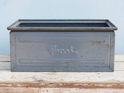 cassetta in metallo con manici ai lati, accessorio vintage da appoggio o da appendere a parete.  ideale come portariviste, portapiante, portaoggetti.... , impilabile. box industriale anni 90 originale .   dimensioni 48x31xh20cm.  disponibili oltre 100 pezzi, per info, foto e spedizione combinata contattare : per ulteriori info o foto info@etniko.it 0039 3338778241 whatsapp. instagram , facebook, etsy : etnikobycrosato   