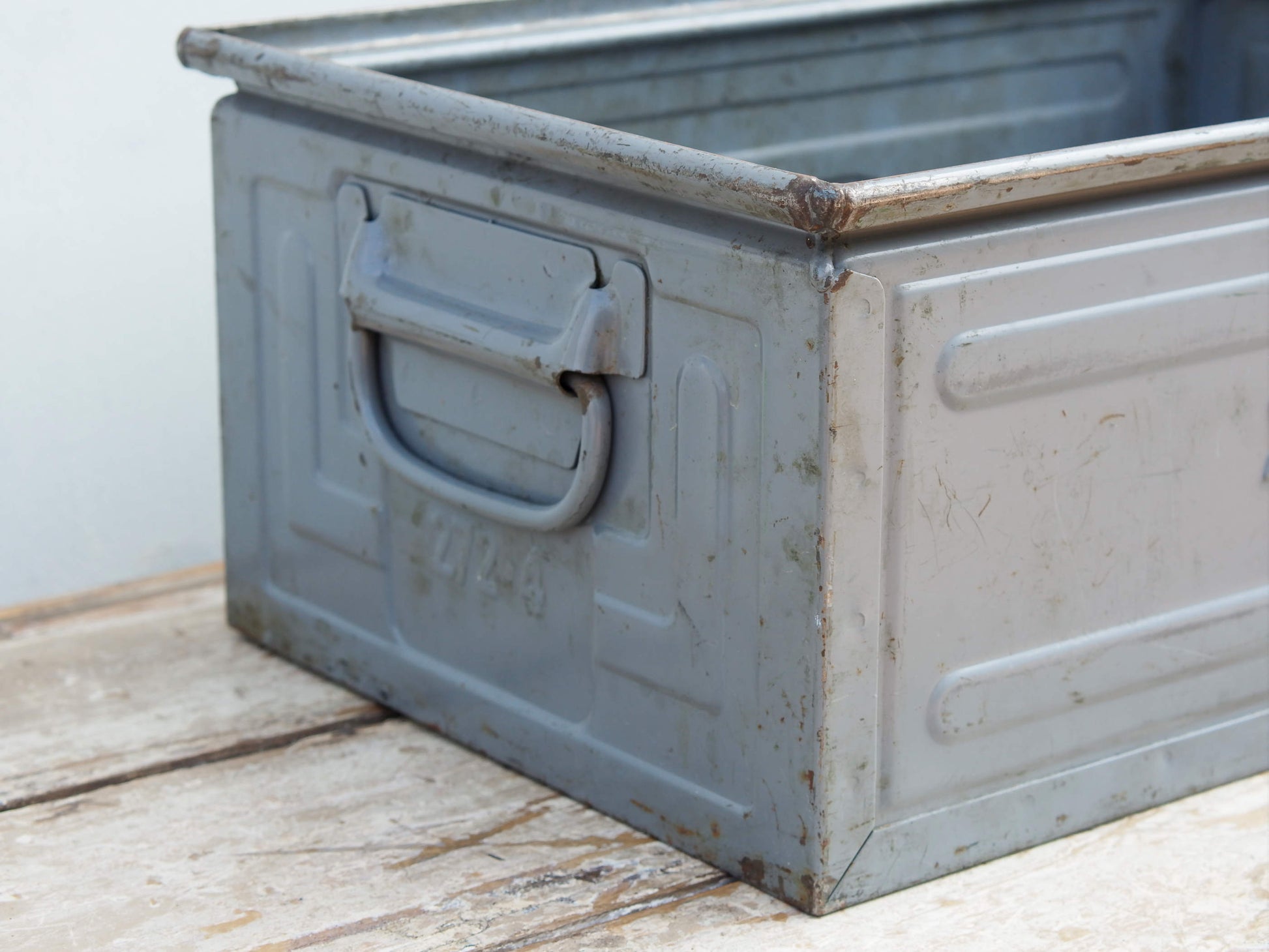 cassetta in metallo con manici ai lati, accessorio vintage da appoggio o da appendere a parete.  ideale come portariviste, portapiante, portaoggetti.... , impilabile. box industriale anni 90 originale .   dimensioni 48x31xh20cm.  disponibili oltre 100 pezzi, per info, foto e spedizione combinata contattare : per ulteriori info o foto info@etniko.it 0039 3338778241 whatsapp. instagram , facebook, etsy : etnikobycrosato   