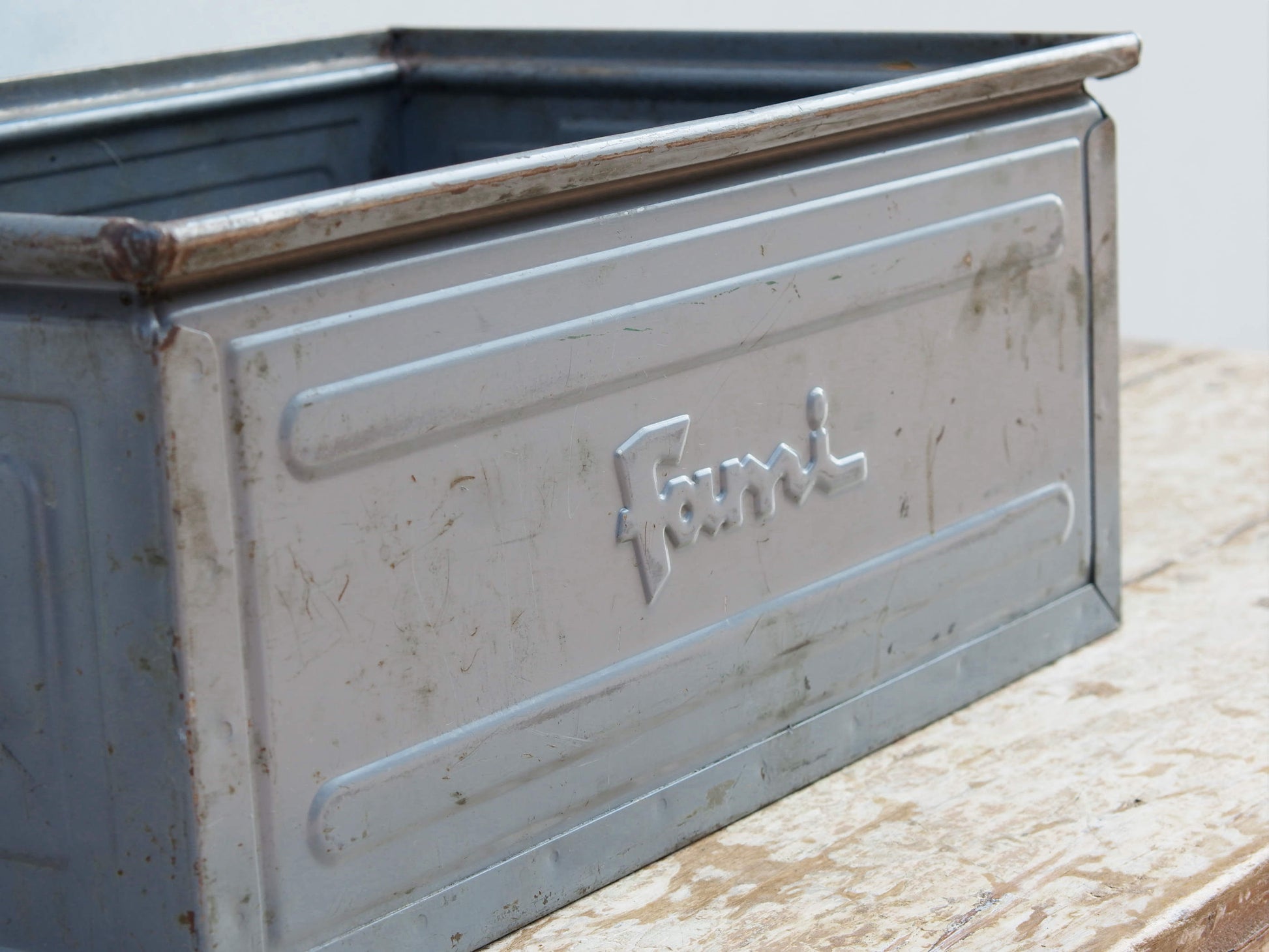 cassetta in metallo con manici ai lati, accessorio vintage da appoggio o da appendere a parete.  ideale come portariviste, portapiante, portaoggetti.... , impilabile. box industriale anni 90 originale .   dimensioni 48x31xh20cm.  disponibili oltre 100 pezzi, per info, foto e spedizione combinata contattare : per ulteriori info o foto info@etniko.it 0039 3338778241 whatsapp. instagram , facebook, etsy : etnikobycrosato   