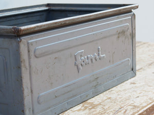 cassetta in metallo con manici ai lati, accessorio vintage da appoggio o da appendere a parete.  ideale come portariviste, portapiante, portaoggetti.... , impilabile. box industriale anni 90 originale .   dimensioni 48x31xh20cm.  disponibili oltre 100 pezzi, per info, foto e spedizione combinata contattare : per ulteriori info o foto info@etniko.it 0039 3338778241 whatsapp. instagram , facebook, etsy : etnikobycrosato   
