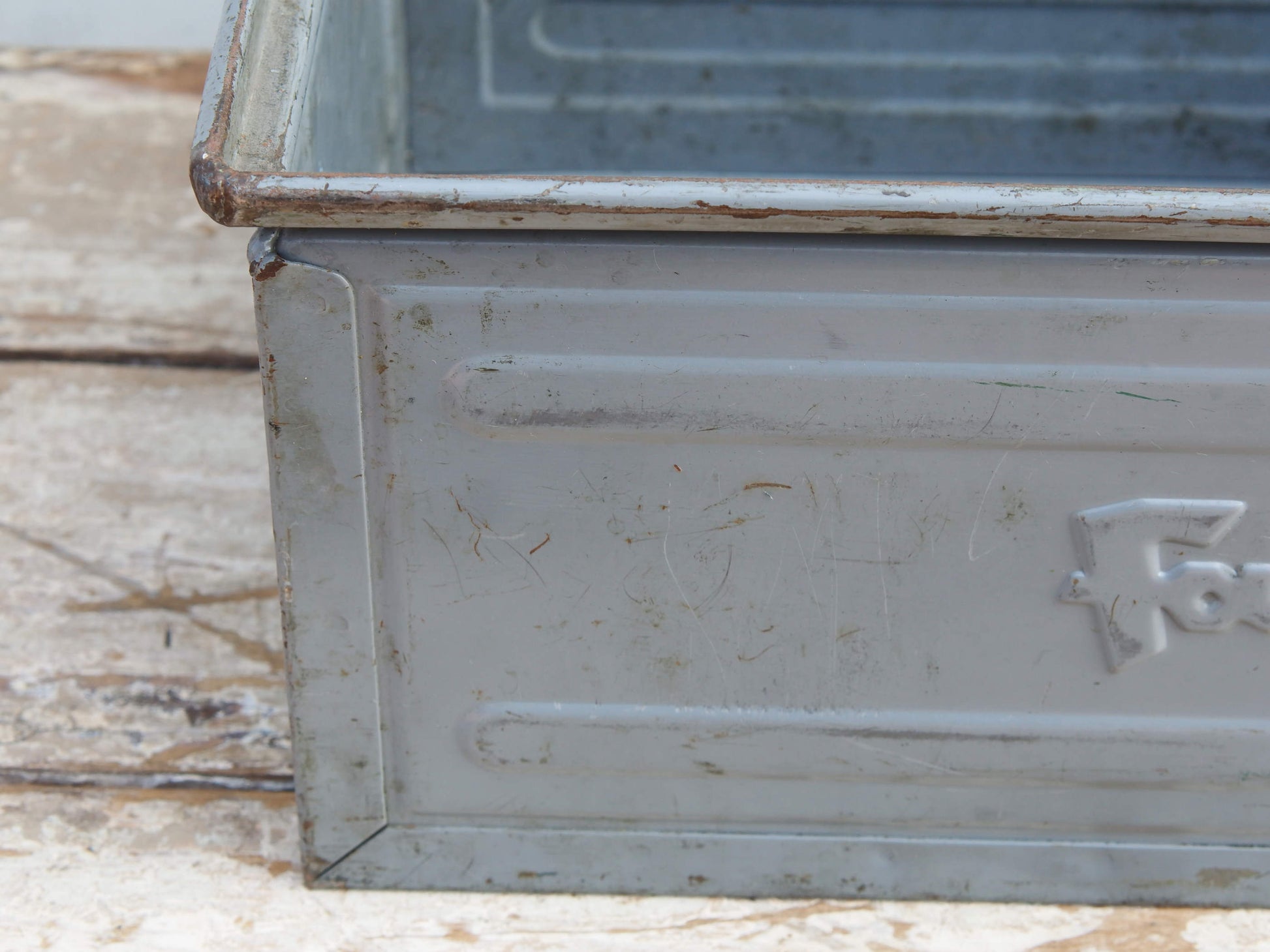 cassetta in metallo con manici ai lati, accessorio vintage da appoggio o da appendere a parete.  ideale come portariviste, portapiante, portaoggetti.... , impilabile. box industriale anni 90 originale .   dimensioni 48x31xh20cm.  disponibili oltre 100 pezzi, per info, foto e spedizione combinata contattare : per ulteriori info o foto info@etniko.it 0039 3338778241 whatsapp. instagram , facebook, etsy : etnikobycrosato   