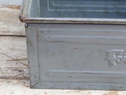 cassetta in metallo con manici ai lati, accessorio vintage da appoggio o da appendere a parete.  ideale come portariviste, portapiante, portaoggetti.... , impilabile. box industriale anni 90 originale .   dimensioni 48x31xh20cm.  disponibili oltre 100 pezzi, per info, foto e spedizione combinata contattare : per ulteriori info o foto info@etniko.it 0039 3338778241 whatsapp. instagram , facebook, etsy : etnikobycrosato   