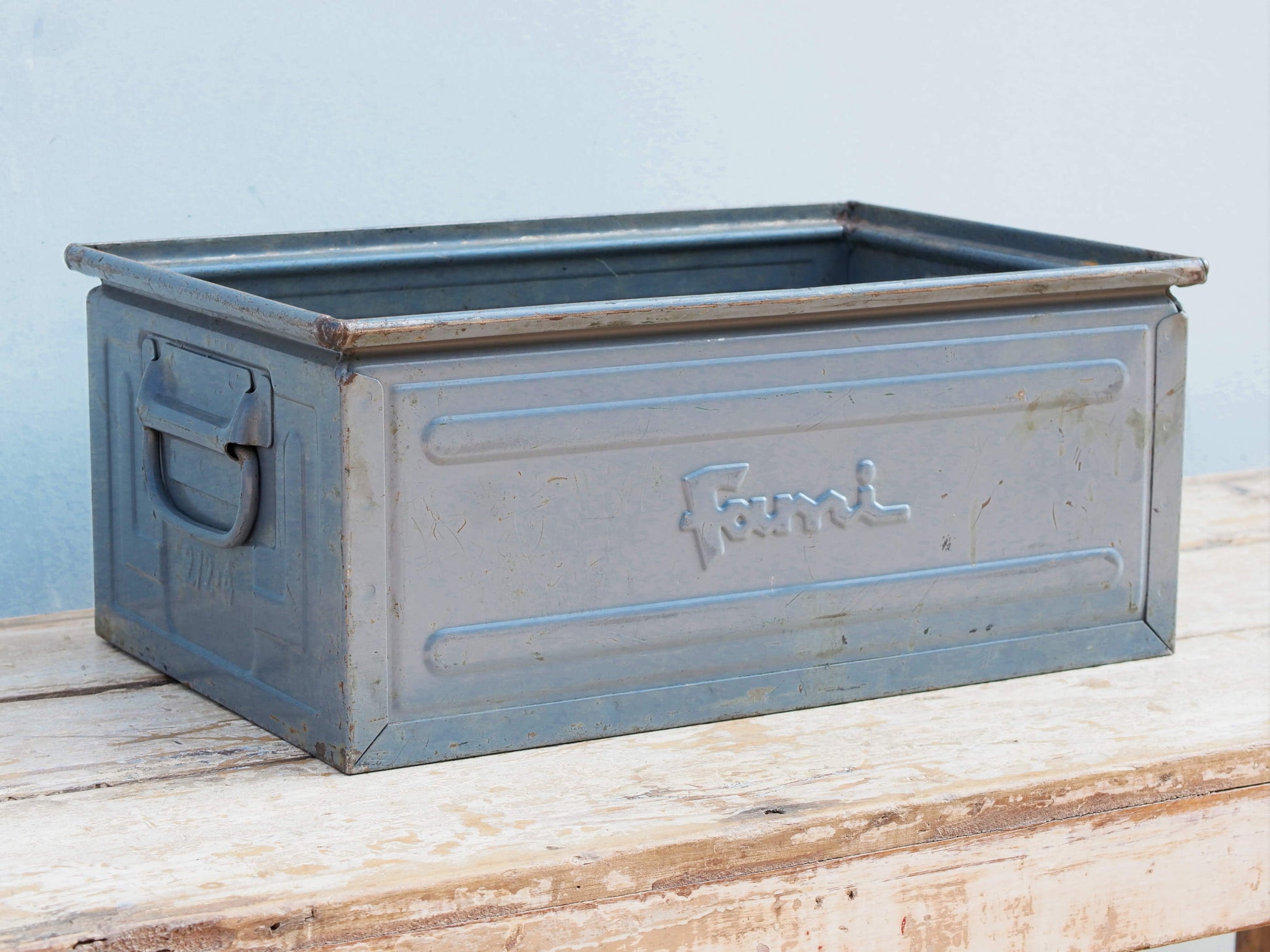 cassetta in metallo con manici ai lati, accessorio vintage da appoggio o da appendere a parete.  ideale come portariviste, portapiante, portaoggetti.... , impilabile. box industriale anni 90 originale .   dimensioni 48x31xh20cm.  disponibili oltre 100 pezzi, per info, foto e spedizione combinata contattare : per ulteriori info o foto info@etniko.it 0039 3338778241 whatsapp. instagram , facebook, etsy : etnikobycrosato   