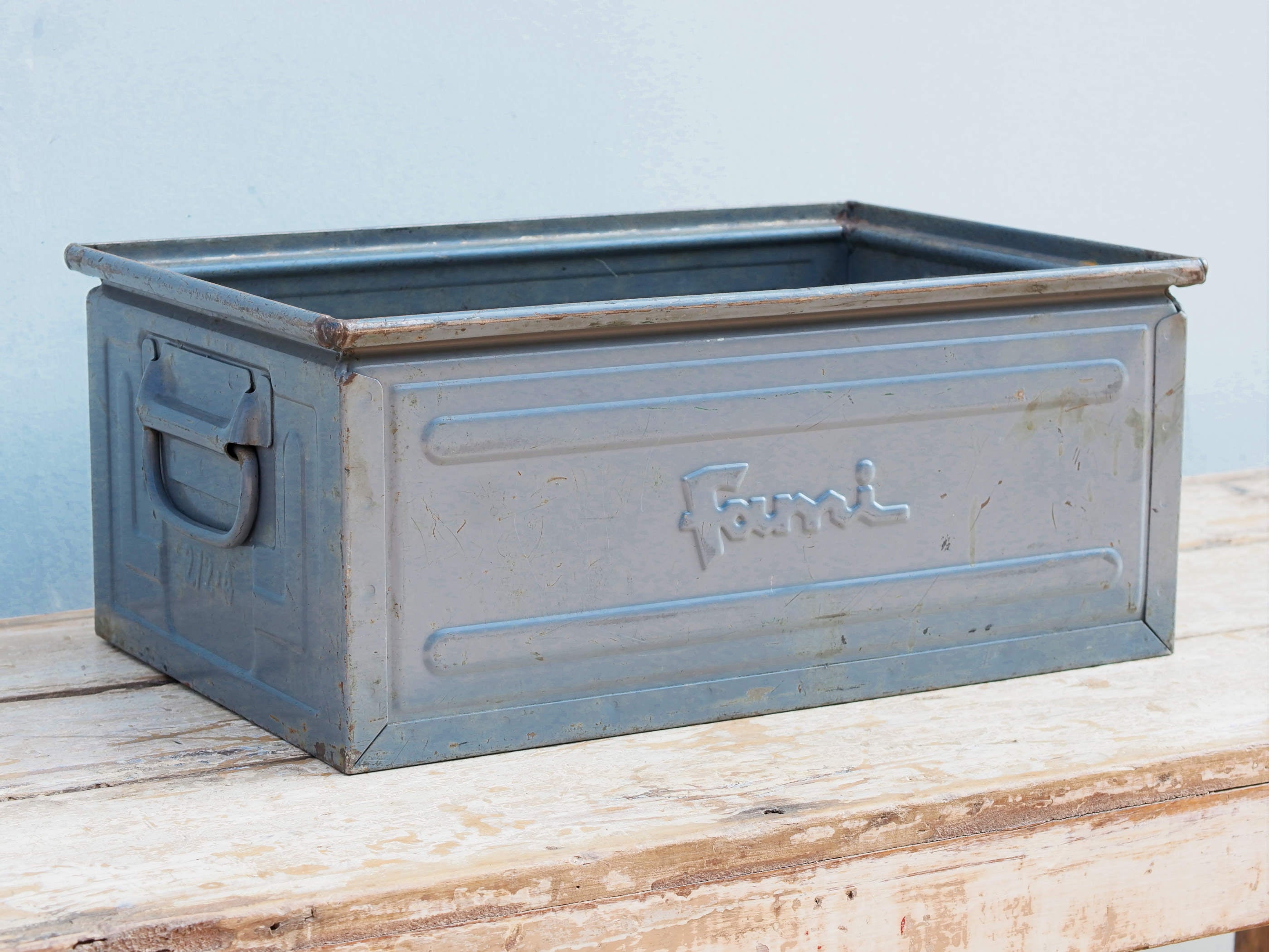 cassetta in metallo con manici ai lati, accessorio vintage da appoggio o da appendere a parete.  ideale come portariviste, portapiante, portaoggetti.... , impilabile. box industriale anni 90 originale .   dimensioni 48x31xh20cm.  disponibili oltre 100 pezzi, per info, foto e spedizione combinata contattare : per ulteriori info o foto info@etniko.it 0039 3338778241 whatsapp. instagram , facebook, etsy : etnikobycrosato   