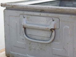 cassetta in metallo con manici ai lati, accessorio vintage da appoggio o da appendere a parete.  ideale come portariviste, portapiante, portaoggetti.... , impilabile. box industriale anni 90 originale .   dimensioni 48x31xh20cm.  disponibili oltre 100 pezzi, per info, foto e spedizione combinata contattare : per ulteriori info o foto info@etniko.it 0039 3338778241 whatsapp. instagram , facebook, etsy : etnikobycrosato   