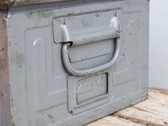 cassetta in metallo con manici ai lati, accessorio vintage da appoggio o da appendere a parete.  ideale come portariviste, portapiante, portaoggetti.... , impilabile. box industriale anni 90 originale .   dimensioni 48x31xh20cm.  disponibili oltre 100 pezzi, per info, foto e spedizione combinata contattare : per ulteriori info o foto info@etniko.it 0039 3338778241 whatsapp. instagram , facebook, etsy : etnikobycrosato   