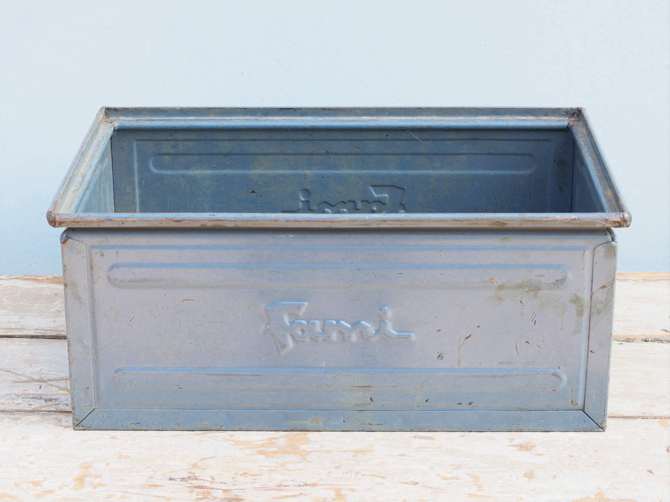 cassetta in metallo con manici ai lati, accessorio vintage da appoggio o da appendere a parete.  ideale come portariviste, portapiante, portaoggetti.... , impilabile. box industriale anni 90 originale .   dimensioni 48x31xh20cm.  disponibili oltre 100 pezzi, per info, foto e spedizione combinata contattare : per ulteriori info o foto info@etniko.it 0039 3338778241 whatsapp. instagram , facebook, etsy : etnikobycrosato   