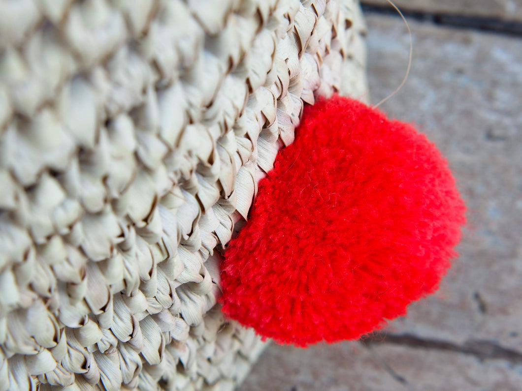 Cesto in paglia con pom pom mix color, realizzata a mano. provenienza marocco. pezzo unico. Dimensioni diametro 26 h26cm  per info ed ulteriori foto info@etniko.it facebook / instagram / pinterest : etnikobycrosato 0039 3338778241