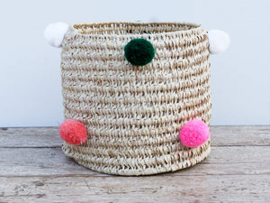 Cesto in paglia con pom pom mix color, realizzata a mano. provenienza marocco. pezzo unico. Dimensioni diametro 26 h26cm  per info ed ulteriori foto info@etniko.it facebook / instagram / pinterest : etnikobycrosato 0039 3338778241