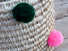 Carica l&#39;immagine nel visualizzatore di Gallery, Cesto in paglia con pom pom mix color, realizzata a mano. provenienza marocco. pezzo unico. Dimensioni diametro 26 h26cm  per info ed ulteriori foto info@etniko.it facebook / instagram / pinterest : etnikobycrosato 0039 3338778241
