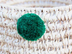 Cesto in paglia con pom pom mix color, realizzata a mano. provenienza marocco. pezzo unico. Dimensioni diametro 26 h26cm  per info ed ulteriori foto info@etniko.it facebook / instagram / pinterest : etnikobycrosato 0039 3338778241