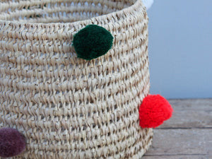 Cesto in paglia con pom pom mix color, realizzata a mano. provenienza marocco. pezzo unico. Dimensioni diametro 26 h26cm  per info ed ulteriori foto info@etniko.it facebook / instagram / pinterest : etnikobycrosato 0039 3338778241