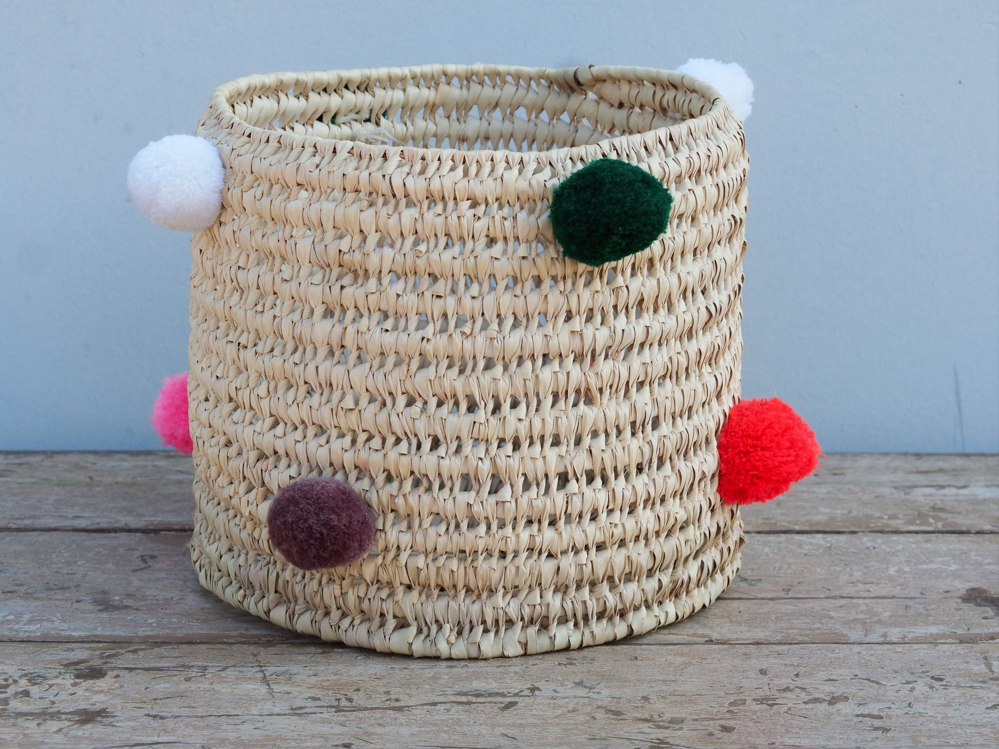 Cesto in paglia con pom pom mix color, realizzata a mano. provenienza marocco. pezzo unico. Dimensioni diametro 26 h26cm  per info ed ulteriori foto info@etniko.it facebook / instagram / pinterest : etnikobycrosato 0039 3338778241
