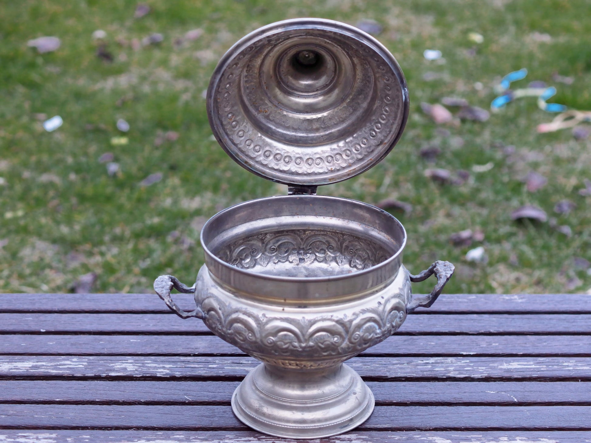 vaso, cestino, portapiante, svuotatasche .... marocchino in argentone . pezzo unico lavorato artiginalmente e cesellato a mano .  dimensioni 25x18 h30cm