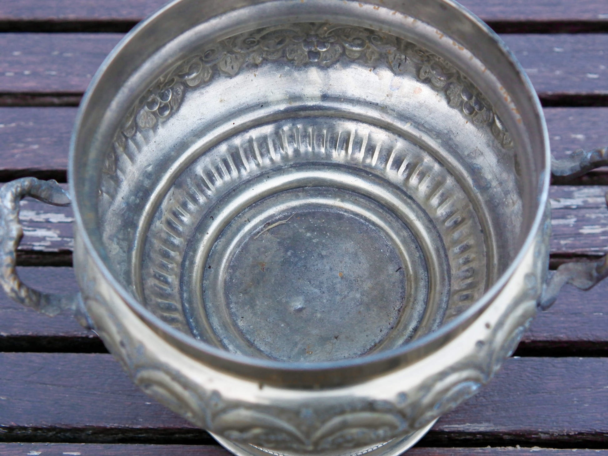vaso, cestino, portapiante, svuotatasche .... marocchino in argentone . pezzo unico lavorato artiginalmente e cesellato a mano .  dimensioni 25x18 h30cm