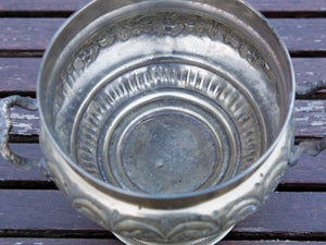 vaso, cestino, portapiante, svuotatasche .... marocchino in argentone . pezzo unico lavorato artiginalmente e cesellato a mano .  dimensioni 25x18 h30cm