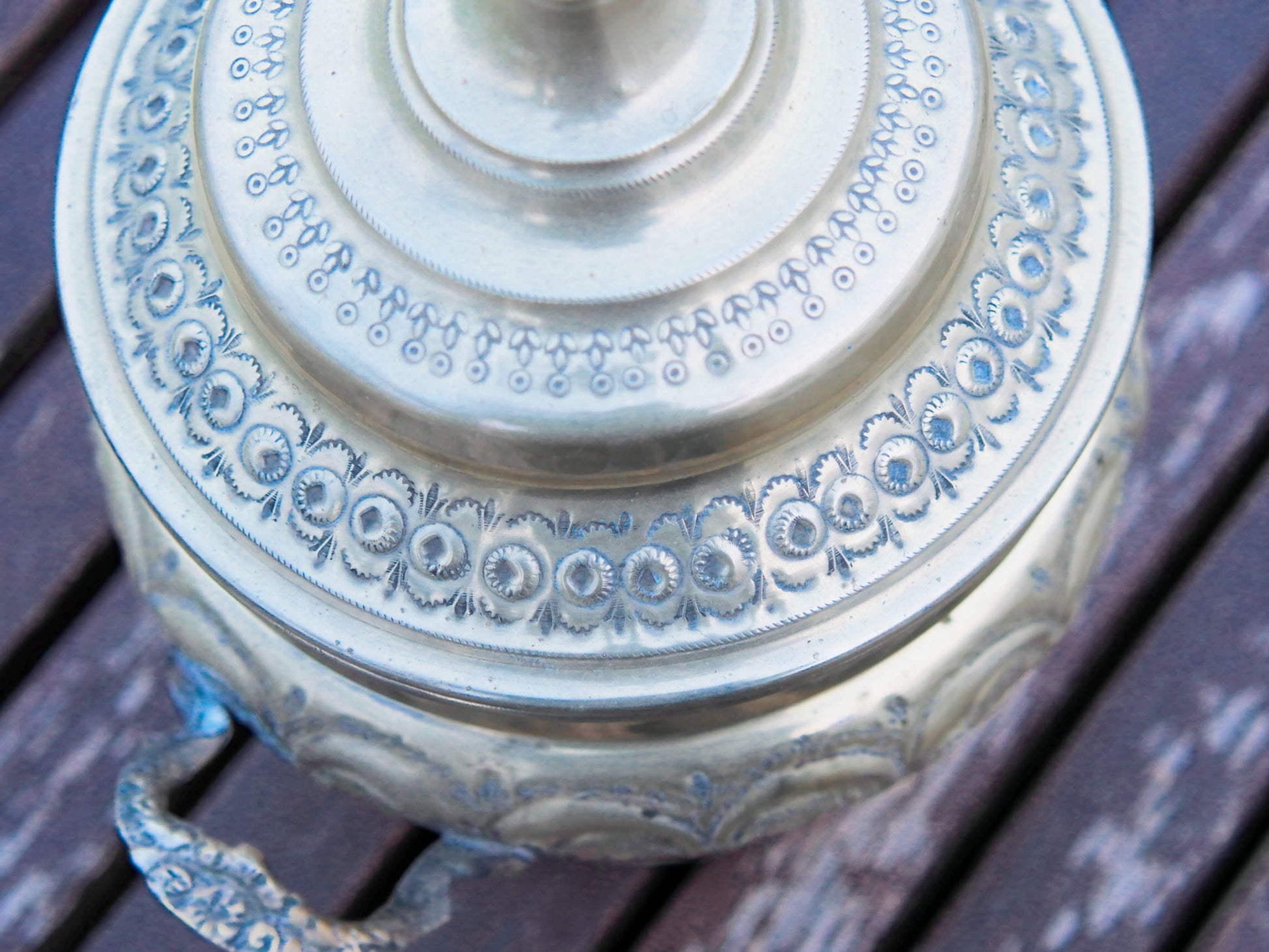 vaso, cestino, portapiante, svuotatasche .... marocchino in argentone . pezzo unico lavorato artiginalmente e cesellato a mano .  dimensioni 25x18 h30cm