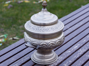 vaso, cestino, portapiante, svuotatasche .... marocchino in argentone . pezzo unico lavorato artiginalmente e cesellato a mano .  dimensioni 25x18 h30cm