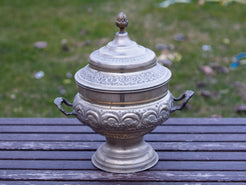 vaso, cestino, portapiante, svuotatasche .... marocchino in argentone . pezzo unico lavorato artiginalmente e cesellato a mano .  dimensioni 25x18 h30cm