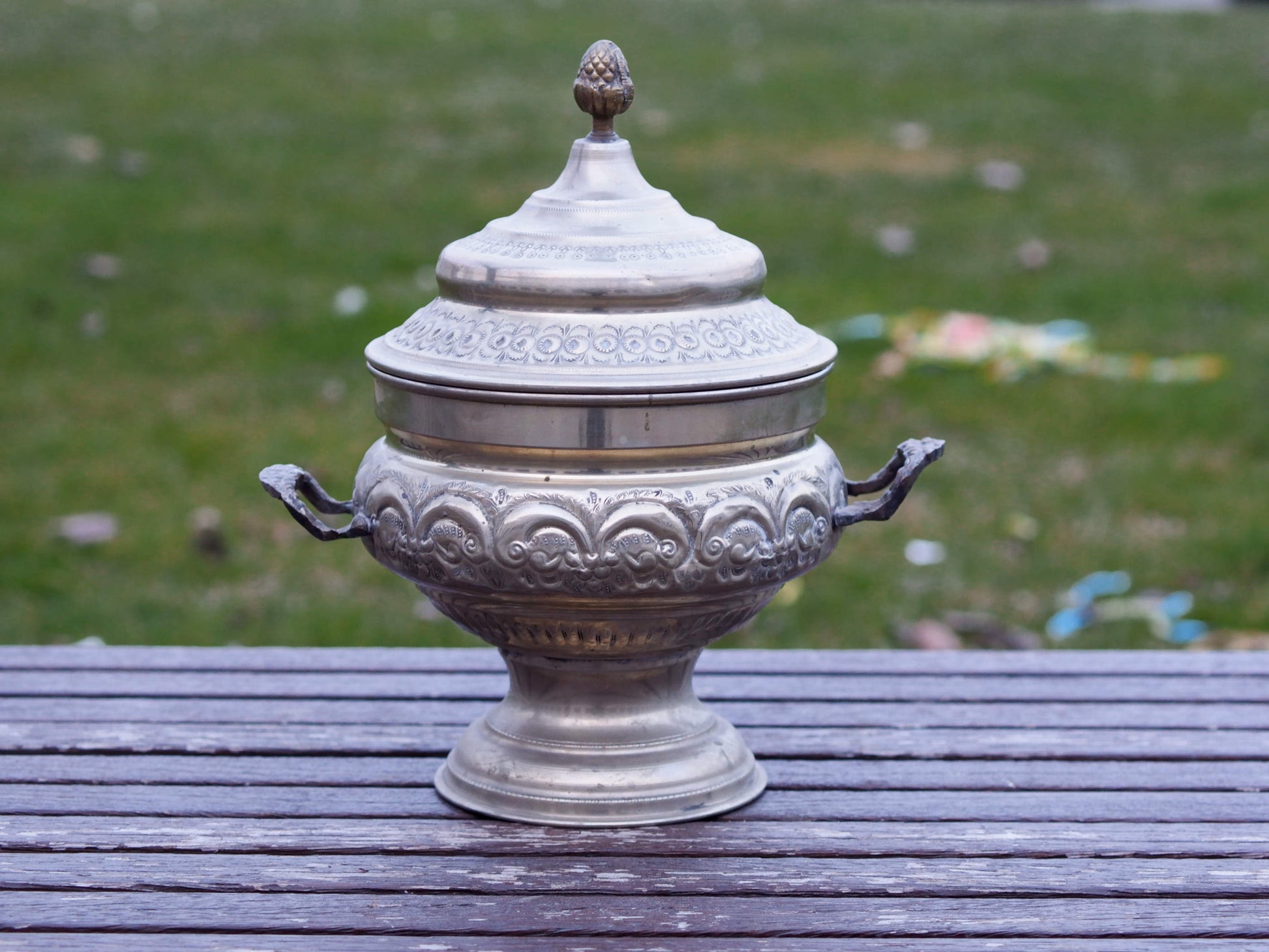 vaso, cestino, portapiante, svuotatasche .... marocchino in argentone . pezzo unico lavorato artiginalmente e cesellato a mano .  dimensioni 25x18 h30cm