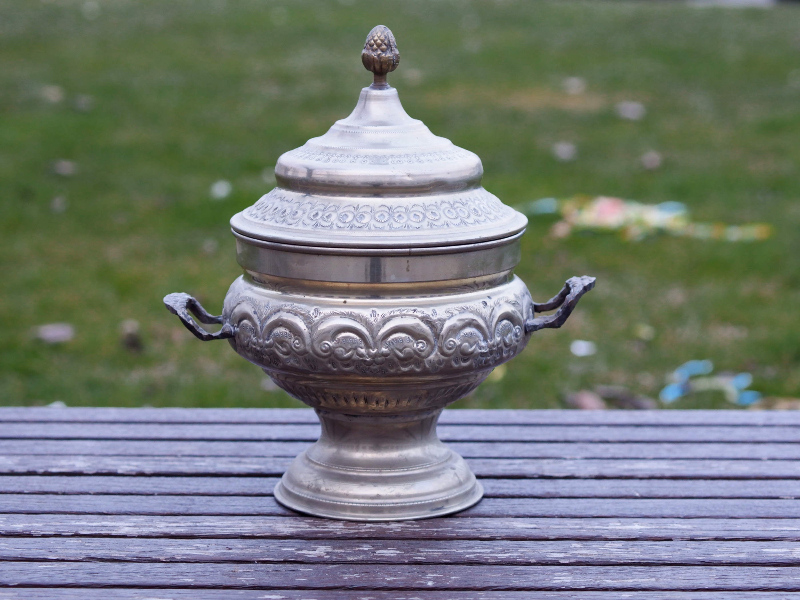 vaso, cestino, portapiante, svuotatasche .... marocchino in argentone . pezzo unico lavorato artiginalmente e cesellato a mano .  dimensioni 25x18 h30cm