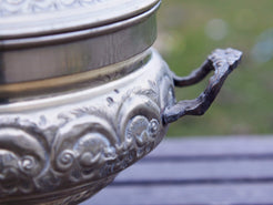 vaso, cestino, portapiante, svuotatasche .... marocchino in argentone . pezzo unico lavorato artiginalmente e cesellato a mano .  dimensioni 25x18 h30cm