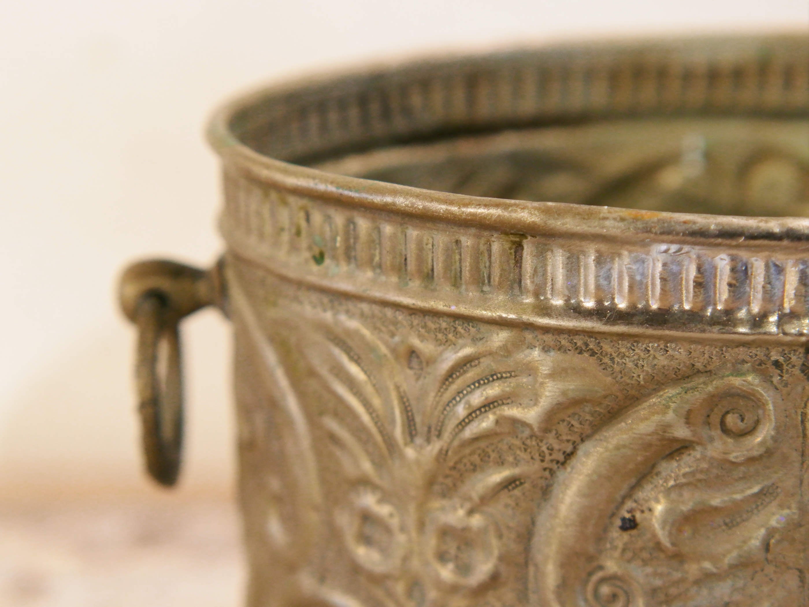 vaso , cestino , portapiante .... marocchino in metallo lavorato artigianalmente ed inciso .  dimensioni 21x15  h14cm.  pezzo unico lavorato e cesellato a mano .  la patina è originale perchè databile anni 70/80 . su richiesta si può lucidare per dare il colore , la pasta di un tempo .