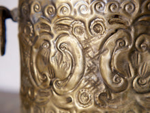 Carica l&#39;immagine nel visualizzatore di Gallery, vaso , cestino , portapiante marocchino in metallo lavorato artigianalmente ed inciso. Pezzo unico lavorato e cesellato a mano.  La patina è originale perchè databile anni 70/80 (su richiesta si può lucidare per dare il colore, la pasta di un tempo).  dimensioni 20x14 h14cm.  per altri modelli , forme ecc... contattare via mail info@etniko.it 0039 3338778241 whatsapp instagram , facebook, etsy : etnikobycrosato