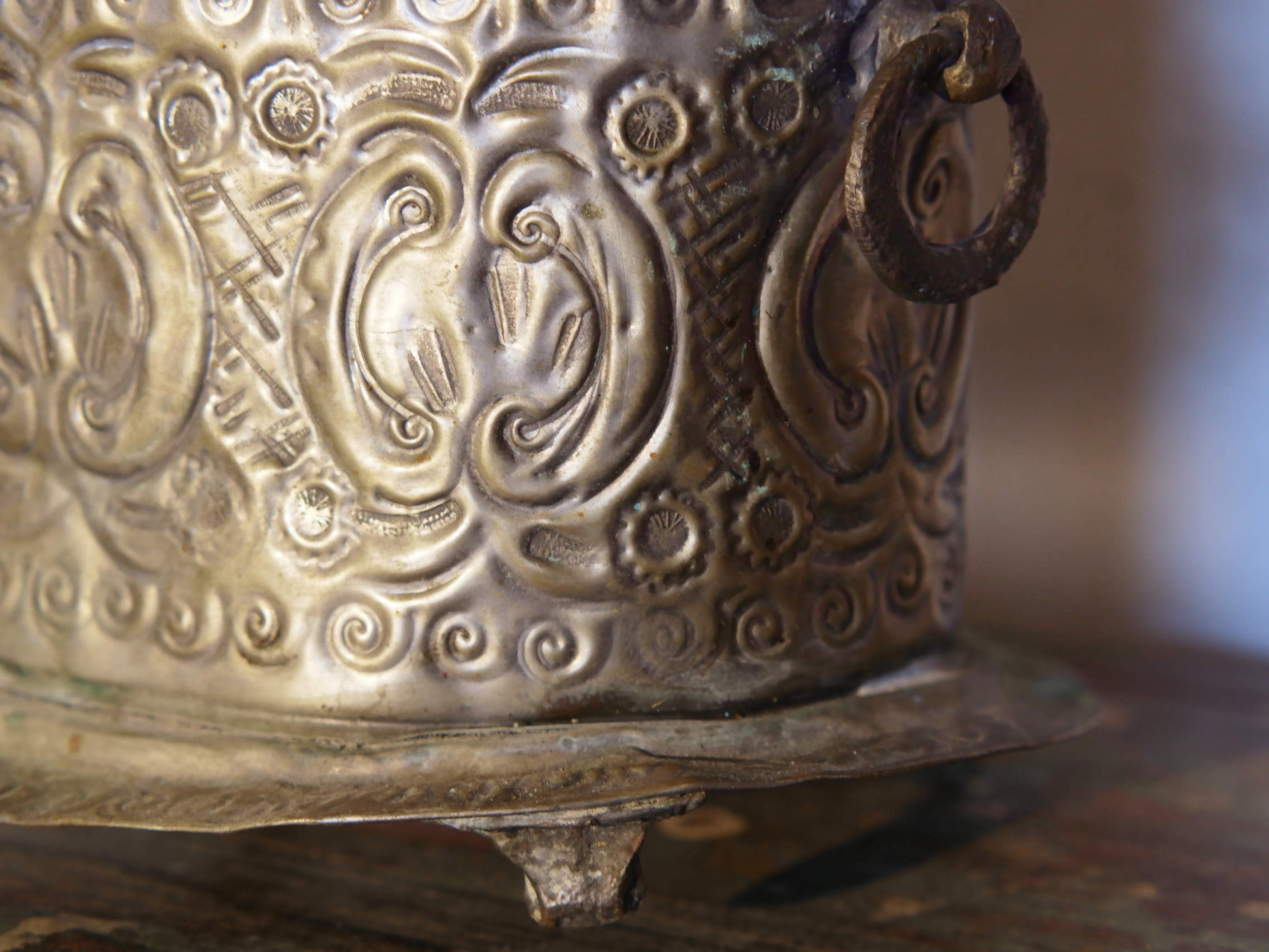 vaso , cestino , portapiante marocchino in metallo lavorato artigianalmente ed inciso. Pezzo unico lavorato e cesellato a mano.  La patina è originale perchè databile anni 70/80 (su richiesta si può lucidare per dare il colore, la pasta di un tempo).  dimensioni 20x14 h14cm.  per altri modelli , forme ecc... contattare via mail info@etniko.it 0039 3338778241 whatsapp instagram , facebook, etsy : etnikobycrosato