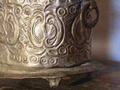 vaso , cestino , portapiante marocchino in metallo lavorato artigianalmente ed inciso. Pezzo unico lavorato e cesellato a mano.  La patina è originale perchè databile anni 70/80 (su richiesta si può lucidare per dare il colore, la pasta di un tempo).  dimensioni 20x14 h14cm.  per altri modelli , forme ecc... contattare via mail info@etniko.it 0039 3338778241 whatsapp instagram , facebook, etsy : etnikobycrosato
