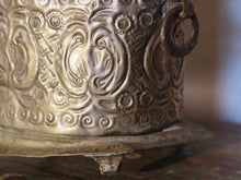 Carica l&#39;immagine nel visualizzatore di Gallery, vaso , cestino , portapiante marocchino in metallo lavorato artigianalmente ed inciso. Pezzo unico lavorato e cesellato a mano.  La patina è originale perchè databile anni 70/80 (su richiesta si può lucidare per dare il colore, la pasta di un tempo).  dimensioni 20x14 h14cm.  per altri modelli , forme ecc... contattare via mail info@etniko.it 0039 3338778241 whatsapp instagram , facebook, etsy : etnikobycrosato