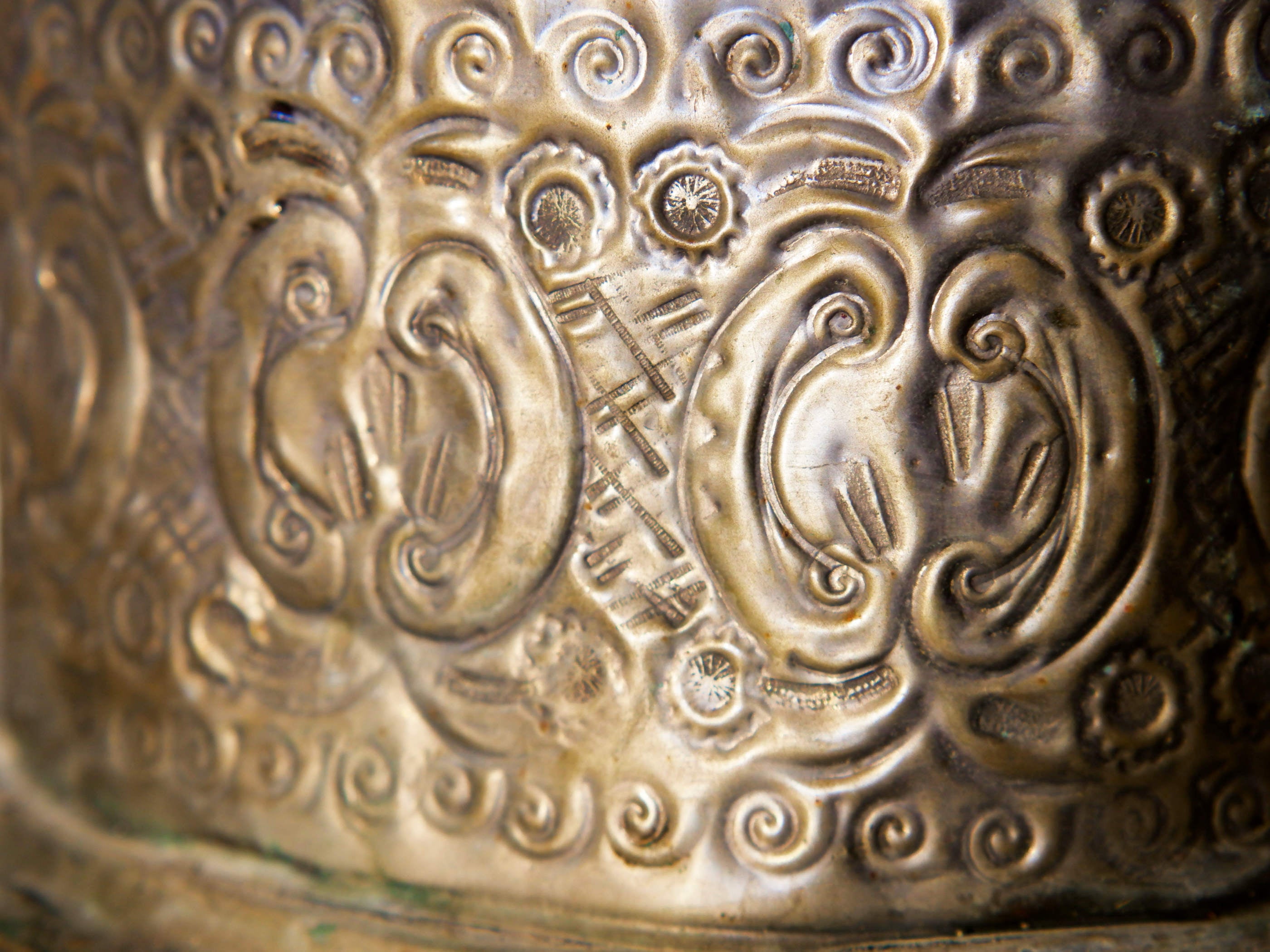 vaso , cestino , portapiante marocchino in metallo lavorato artigianalmente ed inciso. Pezzo unico lavorato e cesellato a mano.  La patina è originale perchè databile anni 70/80 (su richiesta si può lucidare per dare il colore, la pasta di un tempo).  dimensioni 20x14 h14cm.  per altri modelli , forme ecc... contattare via mail info@etniko.it 0039 3338778241 whatsapp instagram , facebook, etsy : etnikobycrosato