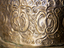 Carica l&#39;immagine nel visualizzatore di Gallery, vaso , cestino , portapiante marocchino in metallo lavorato artigianalmente ed inciso. Pezzo unico lavorato e cesellato a mano.  La patina è originale perchè databile anni 70/80 (su richiesta si può lucidare per dare il colore, la pasta di un tempo).  dimensioni 20x14 h14cm.  per altri modelli , forme ecc... contattare via mail info@etniko.it 0039 3338778241 whatsapp instagram , facebook, etsy : etnikobycrosato