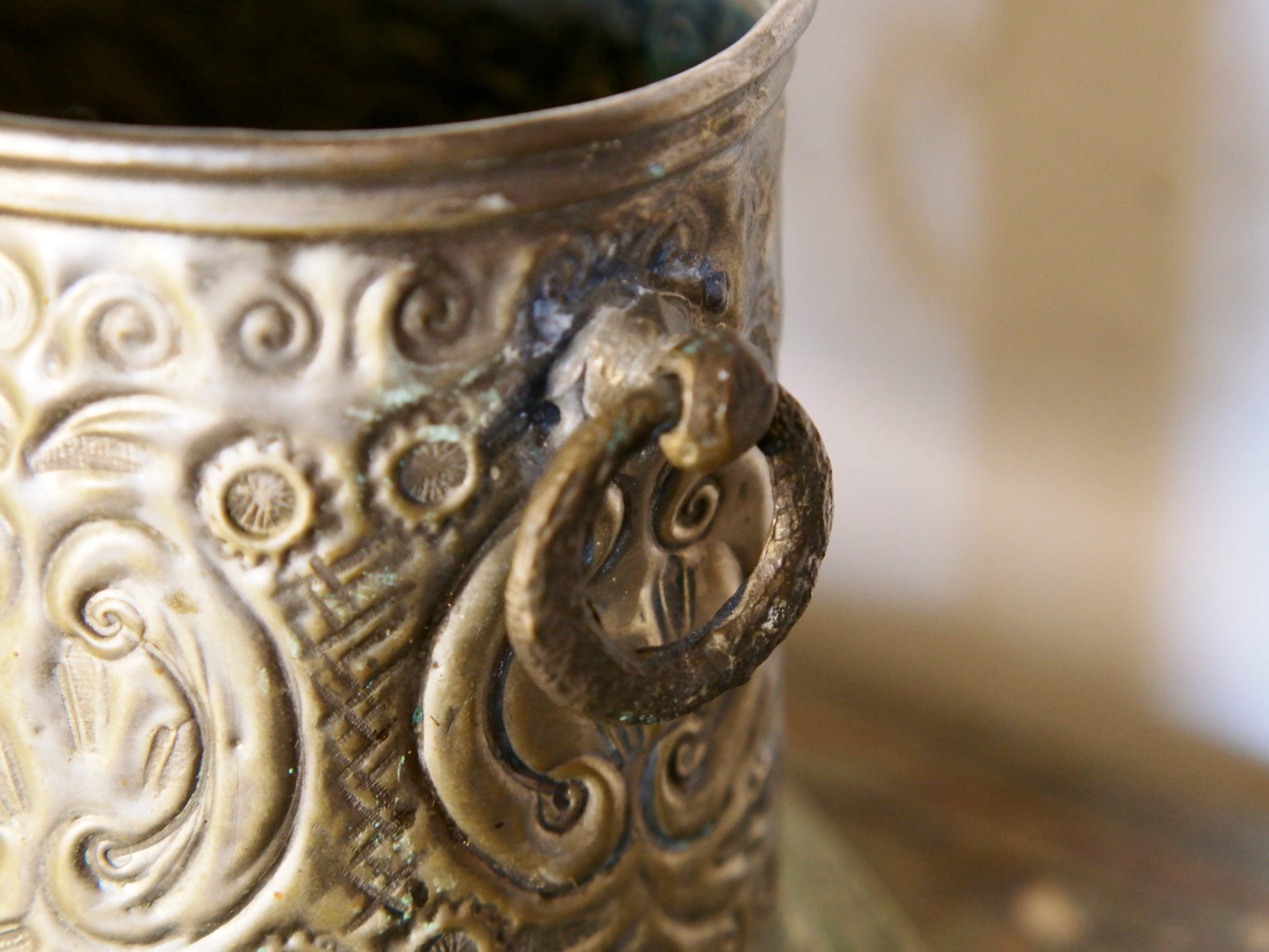 vaso , cestino , portapiante marocchino in metallo lavorato artigianalmente ed inciso. Pezzo unico lavorato e cesellato a mano.  La patina è originale perchè databile anni 70/80 (su richiesta si può lucidare per dare il colore, la pasta di un tempo).  dimensioni 20x14 h14cm.  per altri modelli , forme ecc... contattare via mail info@etniko.it 0039 3338778241 whatsapp instagram , facebook, etsy : etnikobycrosato