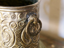 Carica l&#39;immagine nel visualizzatore di Gallery, vaso , cestino , portapiante marocchino in metallo lavorato artigianalmente ed inciso. Pezzo unico lavorato e cesellato a mano.  La patina è originale perchè databile anni 70/80 (su richiesta si può lucidare per dare il colore, la pasta di un tempo).  dimensioni 20x14 h14cm.  per altri modelli , forme ecc... contattare via mail info@etniko.it 0039 3338778241 whatsapp instagram , facebook, etsy : etnikobycrosato