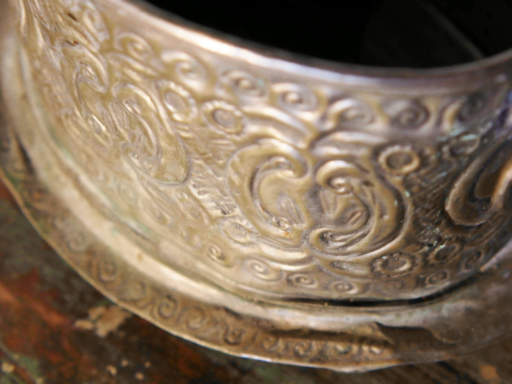 vaso , cestino , portapiante marocchino in metallo lavorato artigianalmente ed inciso. Pezzo unico lavorato e cesellato a mano.  La patina è originale perchè databile anni 70/80 (su richiesta si può lucidare per dare il colore, la pasta di un tempo).  dimensioni 20x14 h14cm.  per altri modelli , forme ecc... contattare via mail info@etniko.it 0039 3338778241 whatsapp instagram , facebook, etsy : etnikobycrosato