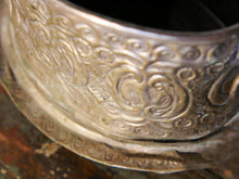 Carica l&#39;immagine nel visualizzatore di Gallery, vaso , cestino , portapiante marocchino in metallo lavorato artigianalmente ed inciso. Pezzo unico lavorato e cesellato a mano.  La patina è originale perchè databile anni 70/80 (su richiesta si può lucidare per dare il colore, la pasta di un tempo).  dimensioni 20x14 h14cm.  per altri modelli , forme ecc... contattare via mail info@etniko.it 0039 3338778241 whatsapp instagram , facebook, etsy : etnikobycrosato