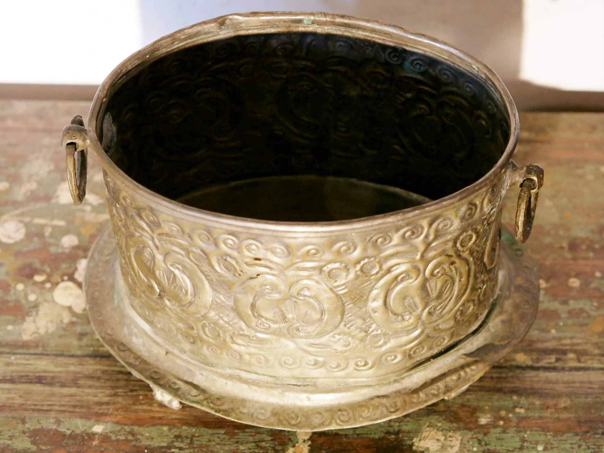 vaso , cestino , portapiante marocchino in metallo lavorato artigianalmente ed inciso. Pezzo unico lavorato e cesellato a mano.  La patina è originale perchè databile anni 70/80 (su richiesta si può lucidare per dare il colore, la pasta di un tempo).  dimensioni 20x14 h14cm.  per altri modelli , forme ecc... contattare via mail info@etniko.it 0039 3338778241 whatsapp instagram , facebook, etsy : etnikobycrosato
