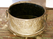 Carica l&#39;immagine nel visualizzatore di Gallery, vaso , cestino , portapiante marocchino in metallo lavorato artigianalmente ed inciso. Pezzo unico lavorato e cesellato a mano.  La patina è originale perchè databile anni 70/80 (su richiesta si può lucidare per dare il colore, la pasta di un tempo).  dimensioni 20x14 h14cm.  per altri modelli , forme ecc... contattare via mail info@etniko.it 0039 3338778241 whatsapp instagram , facebook, etsy : etnikobycrosato