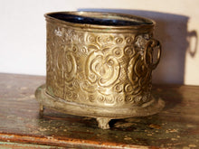 Carica l&#39;immagine nel visualizzatore di Gallery, vaso , cestino , portapiante marocchino in metallo lavorato artigianalmente ed inciso. Pezzo unico lavorato e cesellato a mano.  La patina è originale perchè databile anni 70/80 (su richiesta si può lucidare per dare il colore, la pasta di un tempo).  dimensioni 20x14 h14cm.  per altri modelli , forme ecc... contattare via mail info@etniko.it 0039 3338778241 whatsapp instagram , facebook, etsy : etnikobycrosato