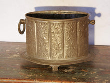 Carica l&#39;immagine nel visualizzatore di Gallery, Vaso, cestino, portapiante marocchino in metallo lavorato artigianalmente ed inciso. Pezzo unico lavorato e cesellato a mano.  La patina è originale perchè databile anni 70/80 (su richiesta si può lucidare per dare il colore, la pasta di un tempo).  dimensioni 21x15 h14cm.  per altri modelli , forme ecc... contattare via mail info@etniko.it 0039 3338778241 whatsapp instagram , facebook, etsy : etnikobycrosato