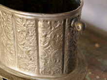 Carica l&#39;immagine nel visualizzatore di Gallery, Vaso, cestino, portapiante marocchino in metallo lavorato artigianalmente ed inciso. Pezzo unico lavorato e cesellato a mano.  La patina è originale perchè databile anni 70/80 (su richiesta si può lucidare per dare il colore, la pasta di un tempo).  dimensioni 21x15 h14cm.  per altri modelli , forme ecc... contattare via mail info@etniko.it 0039 3338778241 whatsapp instagram , facebook, etsy : etnikobycrosato