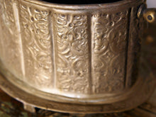 Carica l&#39;immagine nel visualizzatore di Gallery, Vaso, cestino, portapiante marocchino in metallo lavorato artigianalmente ed inciso. Pezzo unico lavorato e cesellato a mano.  La patina è originale perchè databile anni 70/80 (su richiesta si può lucidare per dare il colore, la pasta di un tempo).  dimensioni 21x15 h14cm.  per altri modelli , forme ecc... contattare via mail info@etniko.it 0039 3338778241 whatsapp instagram , facebook, etsy : etnikobycrosato