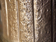 Carica l&#39;immagine nel visualizzatore di Gallery, Vaso, cestino, portapiante marocchino in metallo lavorato artigianalmente ed inciso. Pezzo unico lavorato e cesellato a mano.  La patina è originale perchè databile anni 70/80 (su richiesta si può lucidare per dare il colore, la pasta di un tempo).  dimensioni 21x15 h14cm.  per altri modelli , forme ecc... contattare via mail info@etniko.it 0039 3338778241 whatsapp instagram , facebook, etsy : etnikobycrosato