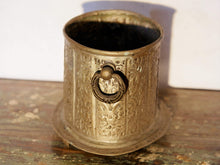 Carica l&#39;immagine nel visualizzatore di Gallery, Vaso, cestino, portapiante marocchino in metallo lavorato artigianalmente ed inciso. Pezzo unico lavorato e cesellato a mano.  La patina è originale perchè databile anni 70/80 (su richiesta si può lucidare per dare il colore, la pasta di un tempo).  dimensioni 21x15 h14cm.  per altri modelli , forme ecc... contattare via mail info@etniko.it 0039 3338778241 whatsapp instagram , facebook, etsy : etnikobycrosato