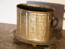 Carica l&#39;immagine nel visualizzatore di Gallery, Vaso, cestino, portapiante marocchino in metallo lavorato artigianalmente ed inciso. Pezzo unico lavorato e cesellato a mano.  La patina è originale perchè databile anni 70/80 (su richiesta si può lucidare per dare il colore, la pasta di un tempo).  dimensioni 21x15 h14cm.  per altri modelli , forme ecc... contattare via mail info@etniko.it 0039 3338778241 whatsapp instagram , facebook, etsy : etnikobycrosato