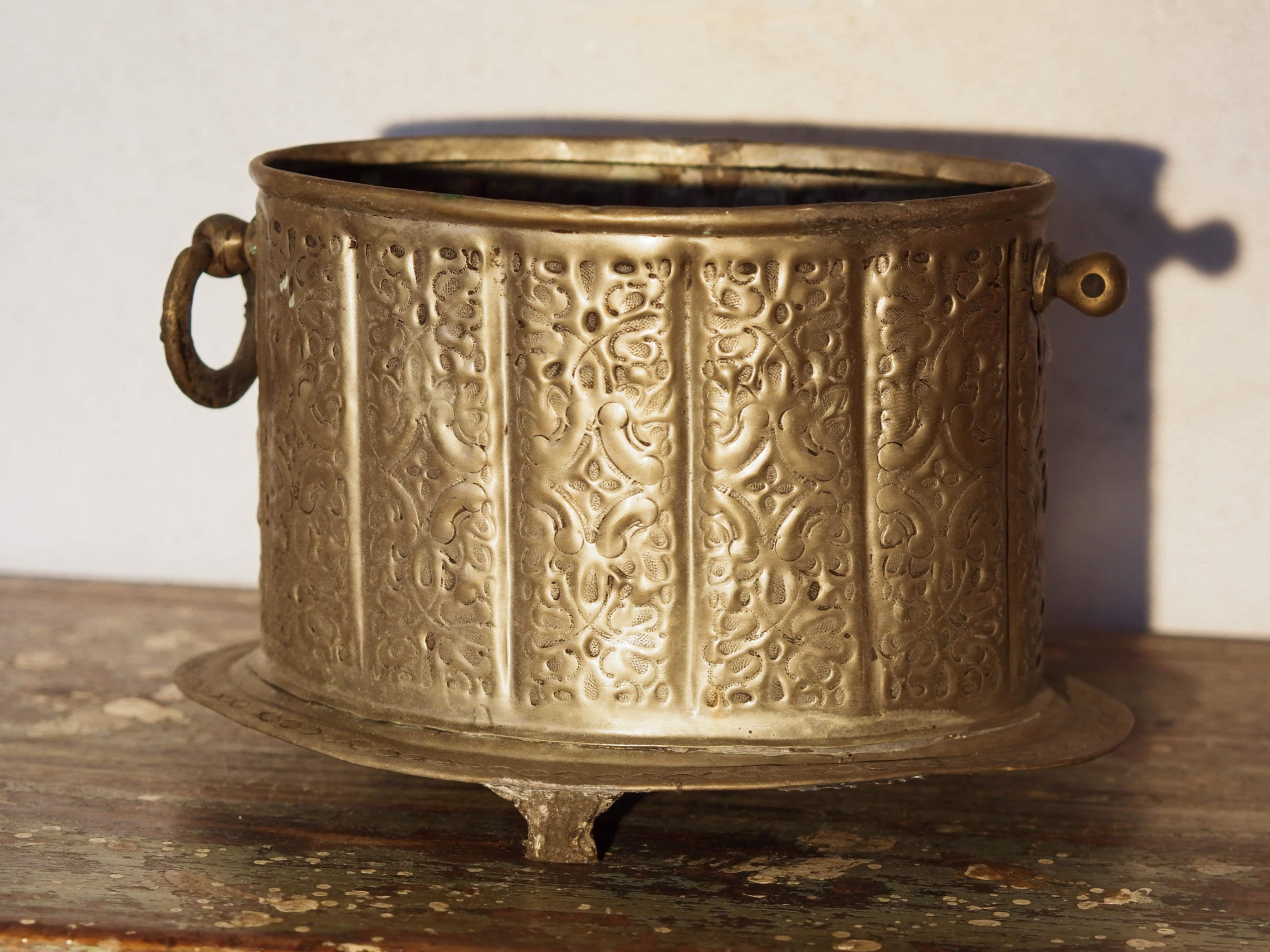 Vaso, cestino, portapiante marocchino in metallo lavorato artigianalmente ed inciso. Pezzo unico lavorato e cesellato a mano.  La patina è originale perchè databile anni 70/80 (su richiesta si può lucidare per dare il colore, la pasta di un tempo).  dimensioni 21x15 h14cm.  per altri modelli , forme ecc... contattare via mail info@etniko.it 0039 3338778241 whatsapp instagram , facebook, etsy : etnikobycrosato