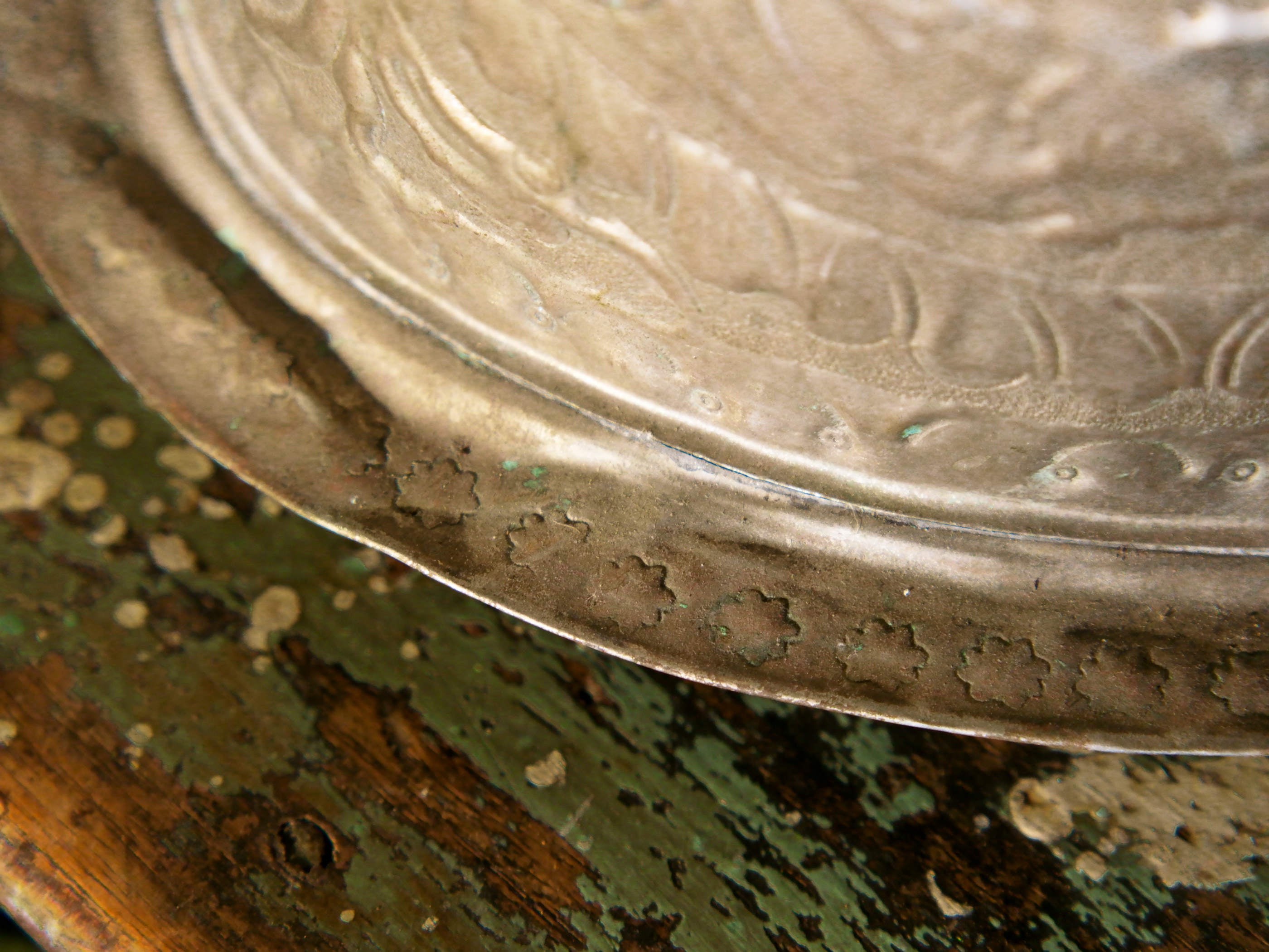 Vaso, cestino, portapiante marocchino in metallo lavorato artigianalmente ed inciso. Pezzo unico lavorato e cesellato a mano.  La patina è originale perchè databile anni 70/80 (su richiesta si può lucidare per dare il colore, la pasta di un tempo).  dimensioni 22x16 h14cm.  per altri modelli , forme ecc... contattare via mail info@etniko.it 0039 3338778241 whatsapp instagram , facebook, etsy : etnikobycrosato